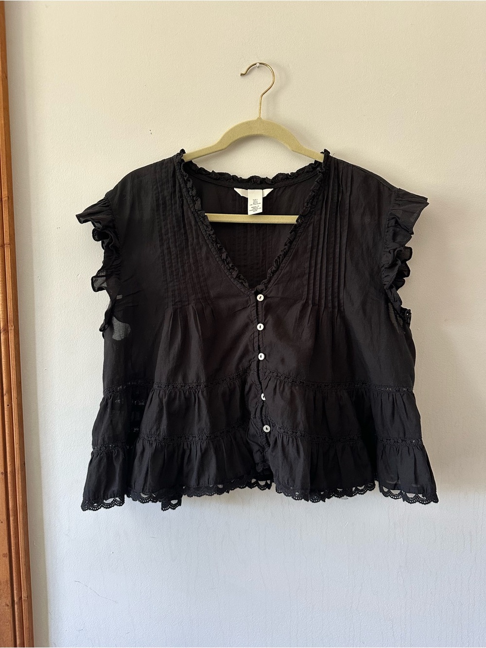H&M Black Ruffle Sleeve Button Crop Top like new